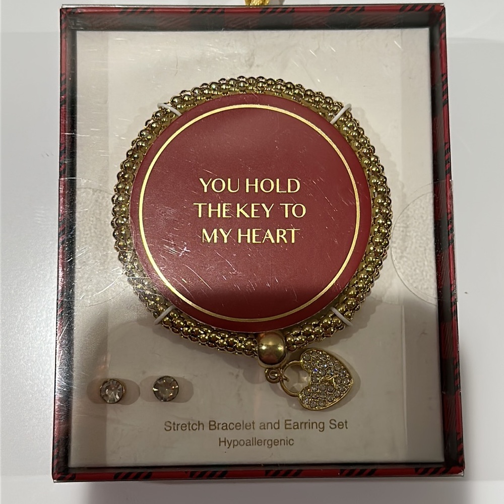 🌸NEW Women’s stretch Bracelet and Earrings Set Hypoallergenic With Box.